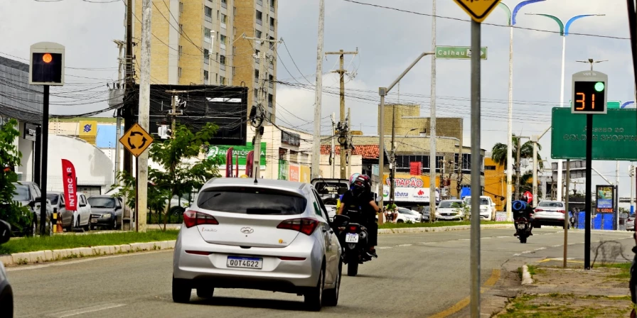 Avenida dos Holandeses, na altura da rotatória do Calhau.