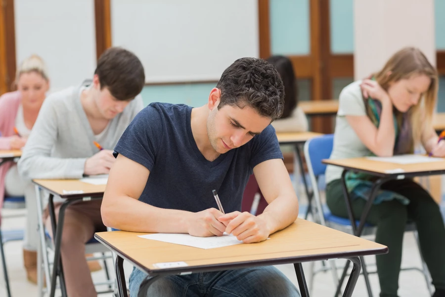 O Encceja é destinado a jovens e adultos que não concluíram os estudos na idade apropriada e possibilita a retomada da trajetória escolar.