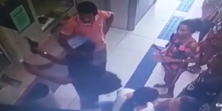Toda a ação foi registrada por câmeras de segurança do local. (Reprodução)