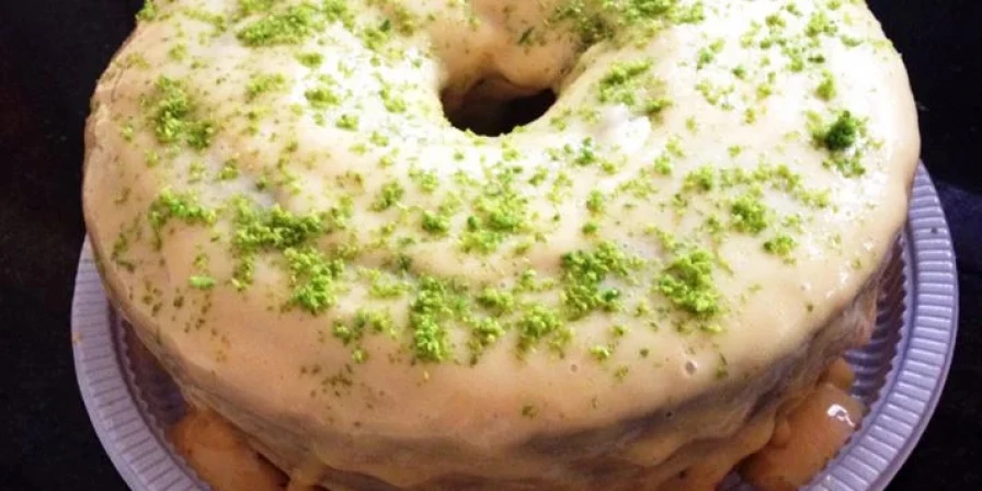 Bolo molhado de limão com iogurte