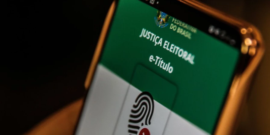 A menos de 30 dias do 1º turno, eleitores devem atualizar e-Título.