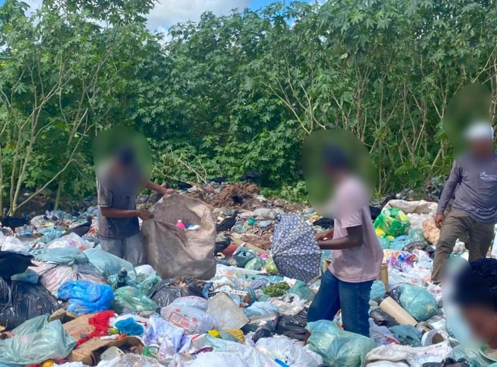 Um adolescente de 14 anos de idade foi encontrado em situação de trabalho infantil no lixão do município de Itapecuru-Mirim.(Foto: Divulgação / MPT-MA)