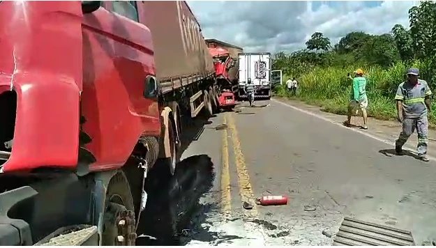 Acidente aconteceu no início da tarde desta terça-feira (31). (Foto: Reprodução)