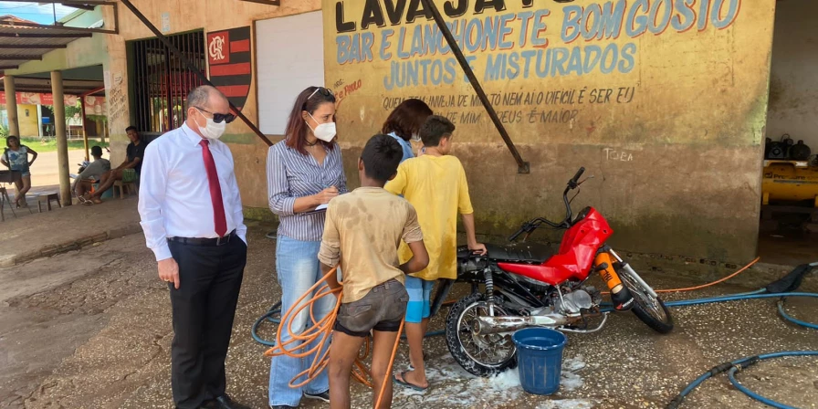 O trabalho em lava jato é proibido pela legislação brasileira a pessoas com menos de 18 anos, por conta dos riscos ocupacionais e danos à saúde dos jovens.