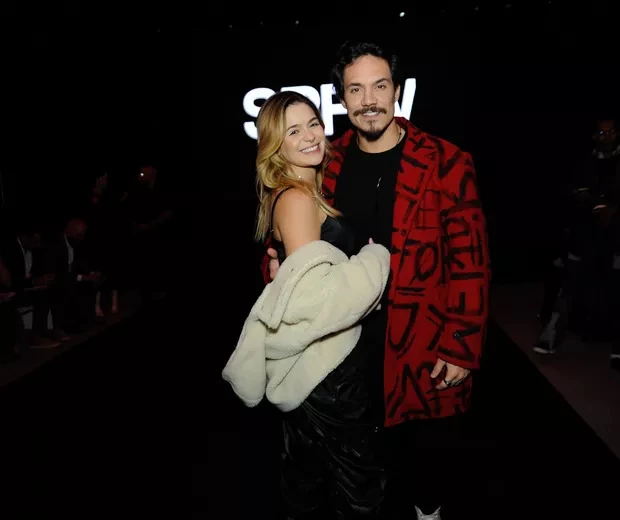 Na São Paulo Fashion Week, Viih e Eliezer marcaram presença no desfile do estilista Walério Araújo. (Foto: Eduardo Martins/AgNews)