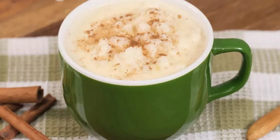 Canjica com doce de leite e amendoim.