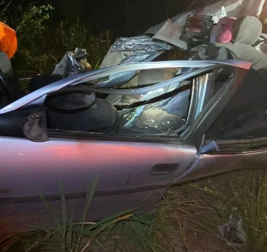 Carro de passeio onde estavam as seis vítimas. Divulgação/CBMMA.