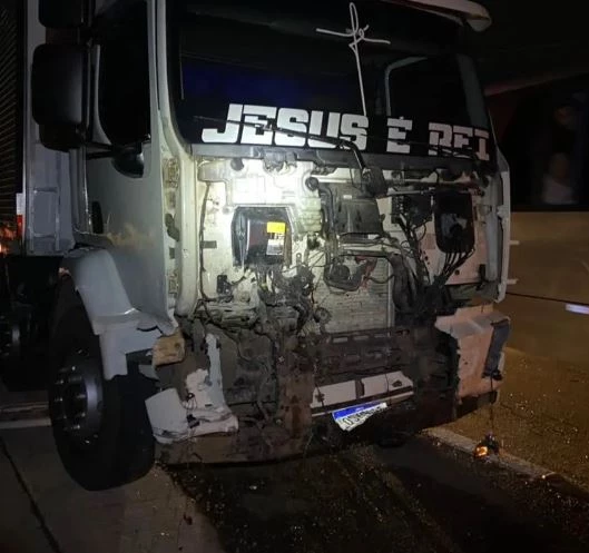 Caminhão envolvido na tragédia na BR-135. Divulgação/CBMMA.