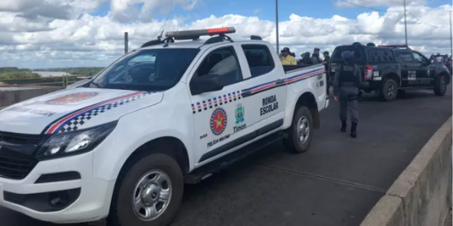 Com o objetivo de perseguir os dois homens, a PM teve que usar a moto de um professor que passava pelo local. (Foto: Layza Mourão/g1)
