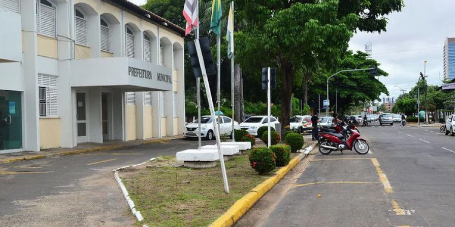 Os convocados deverão comparecer ao Departamento de Recursos Humanos da Prefeitura.