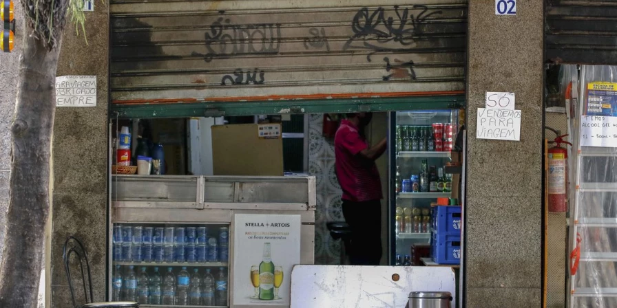 A guia de pagamento da multa é emitida automaticamente após a declaração ser transmitida.