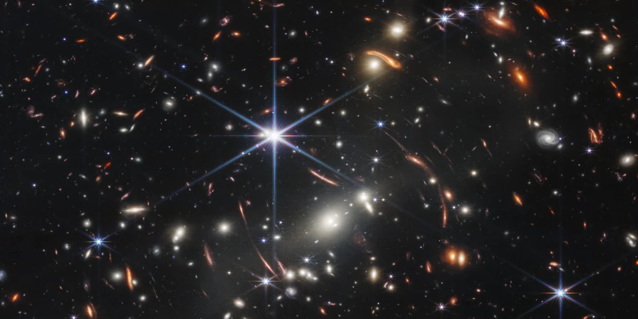 Primeira imagem científica feita pelo supertelescópio James Webb mostra registro inédito do Universo.