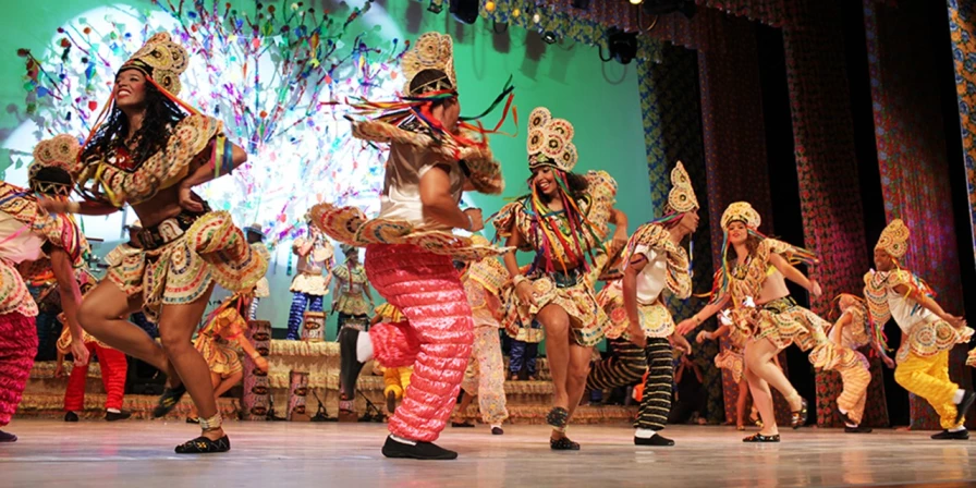 Bailarinos da Companhia Barrica durante apresentação