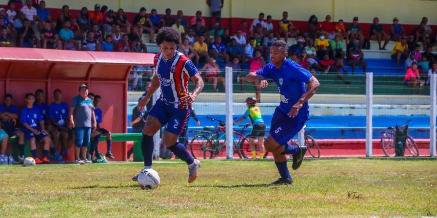 Lance do amistoso entre o Maranhão Atlético e a seleção de Itapecuru-Mirim.