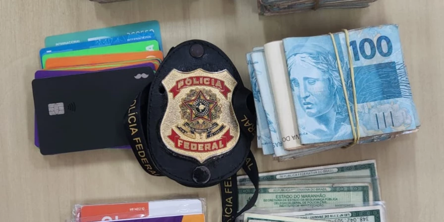 Dinheiro e documentos falsos aprendidos durante a operação.