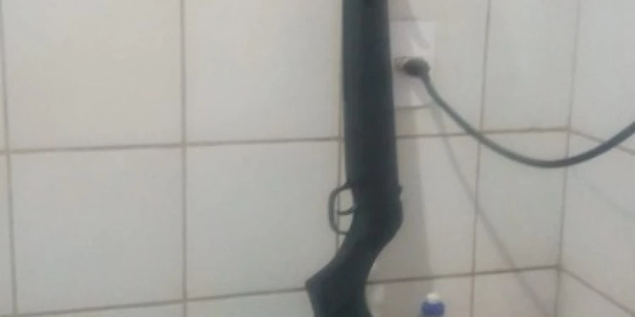 A arma utilizada foi apreendida.