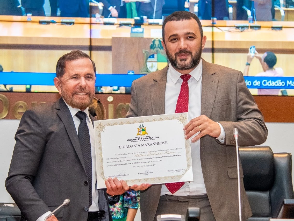 Antônio Barbosa recebe das mãos do deputado estadual Yglésio Moysés o título de Cidadão Maranhense. (Foto: 9D Studio)