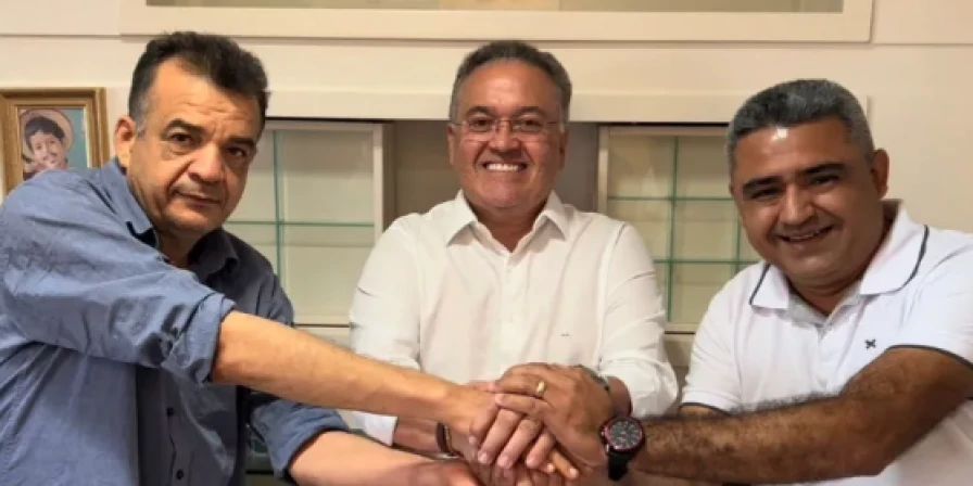 Rocha posou ao lado de Pastor Bel após acordo.