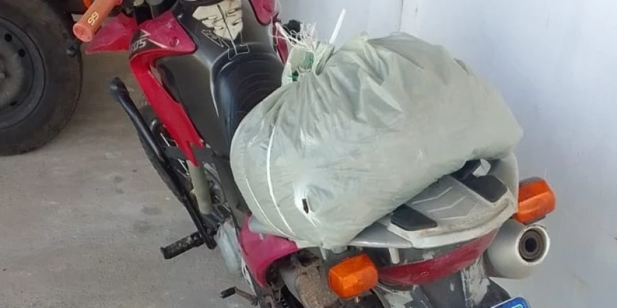 A droga estava na garupa da motocicleta.