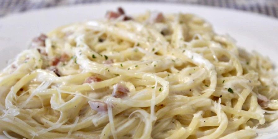 Macarronada simples com creme de leite e bacon