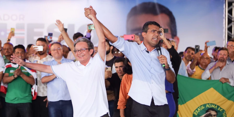 Lahesio Bonfim ao lado do vereador Gutemberg Araújo, durante ato de campanha em 2022