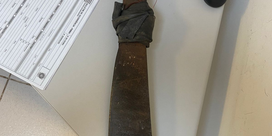 Facão utilizado pelo suspeito para agredir e ameaçar as vítimas. (Foto: Divulgação / Polícia Militar)