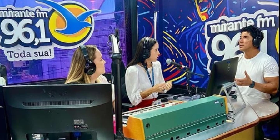 Helô Batalha e Jana Fontenele entrevistando Yuri Utida