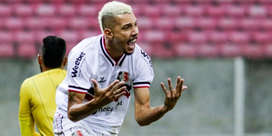 Diferente do 0 a 0 no jogo de ida da segunda fase, no Arruda, a partida na Arena Pernambuco já começou com bola na rede.