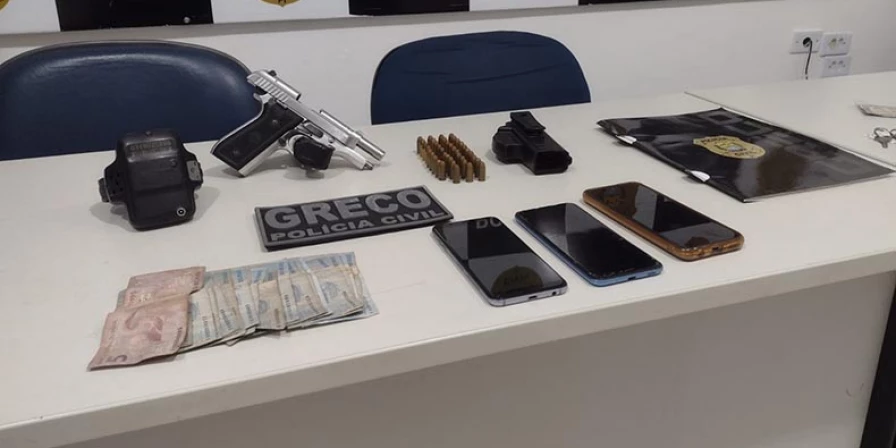 O armamento apreendido pela polícia piauiense.