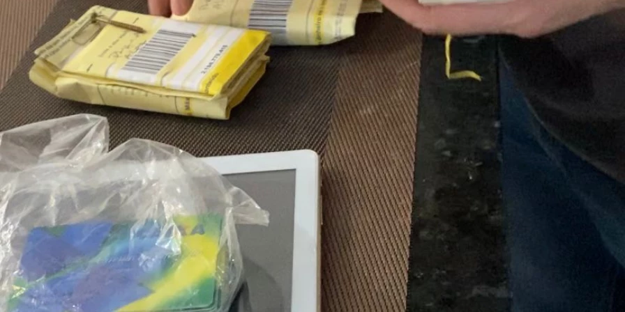 Foram apreendidos aproximadamente 150 cartões de benefícios assistenciais da Caixa.
