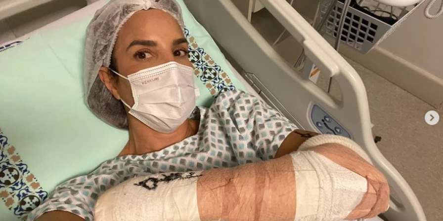 Ivete Sangalo após cirurgia no braço.