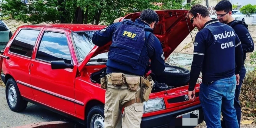 Os policias realizando a vistoria no veículo, na Areinha, em São Luís.