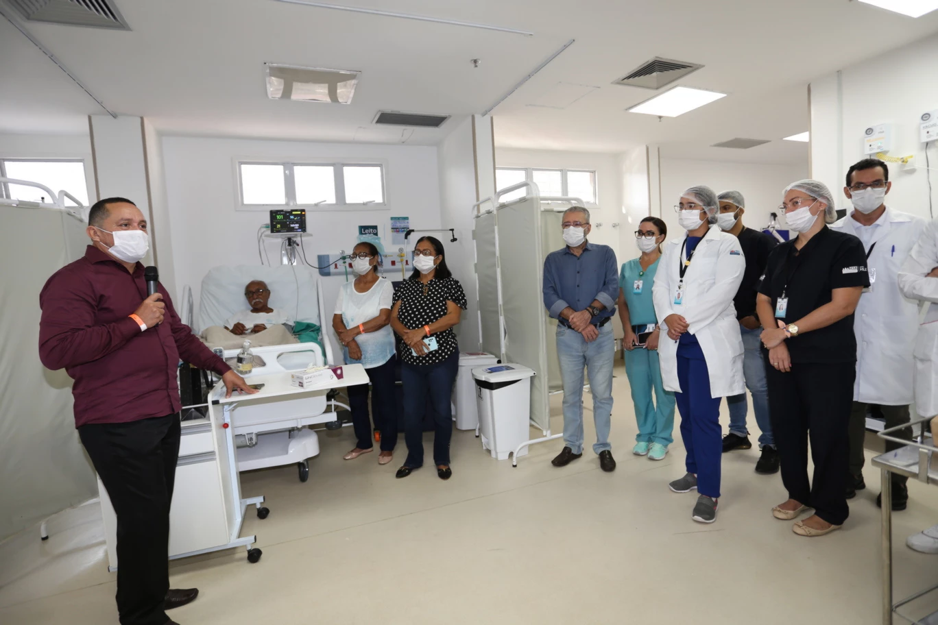 O ex- paciente da UTI do HSE / HSLZ e pastor Nélson Abreu foi dar seu testemunho de esperança para os pais internados, para que confiem e lutem por sua recuperação. (Foto: Danielle Vieira)