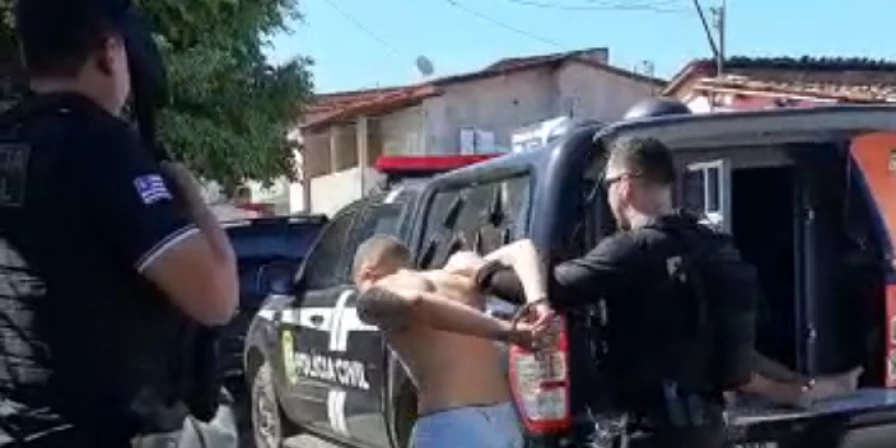 Os suspeitos sendo conduzidos para a delegacia pela polícia maranhense..