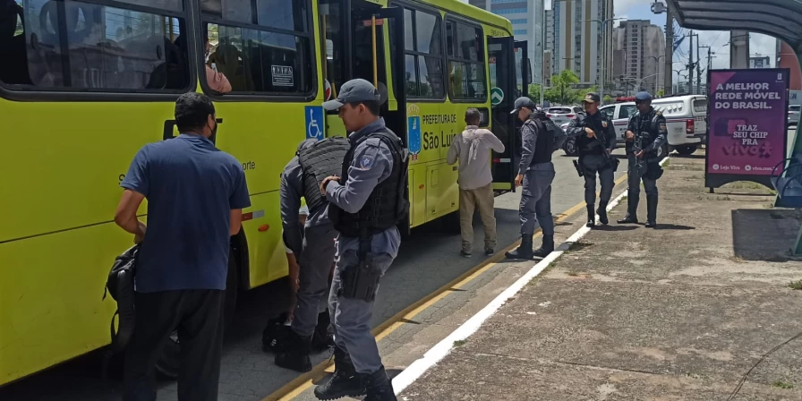 Os militares realizando abordagem no coletivo, em São Luís.