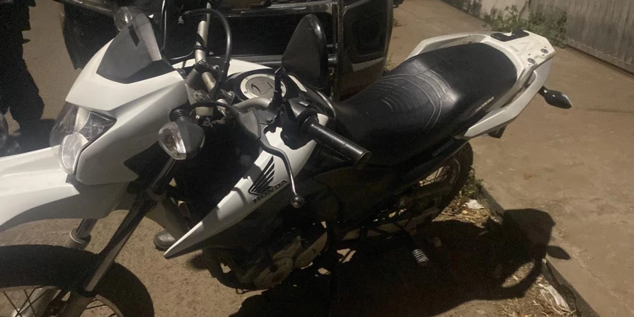 Motocicleta utilizada pelos suspeitos do assalto.