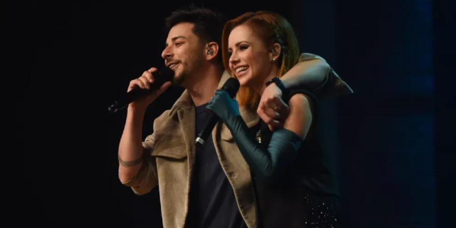 Sandy e Junior relembram os velhos tempo de dupla e cantam juntos.