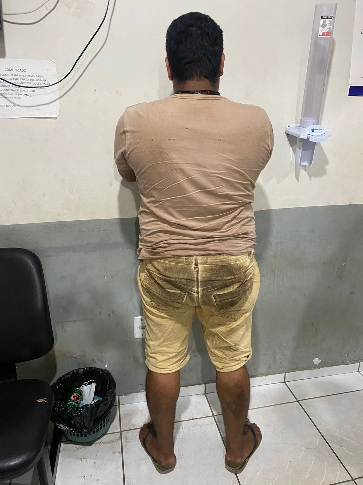 Suspeito foi preso e apresentado na Delegacia do Maiobão. (Foto: Divulgação / Polícia Militar)