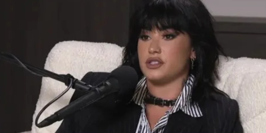 Demi Lovato em entrevista ao podcast
