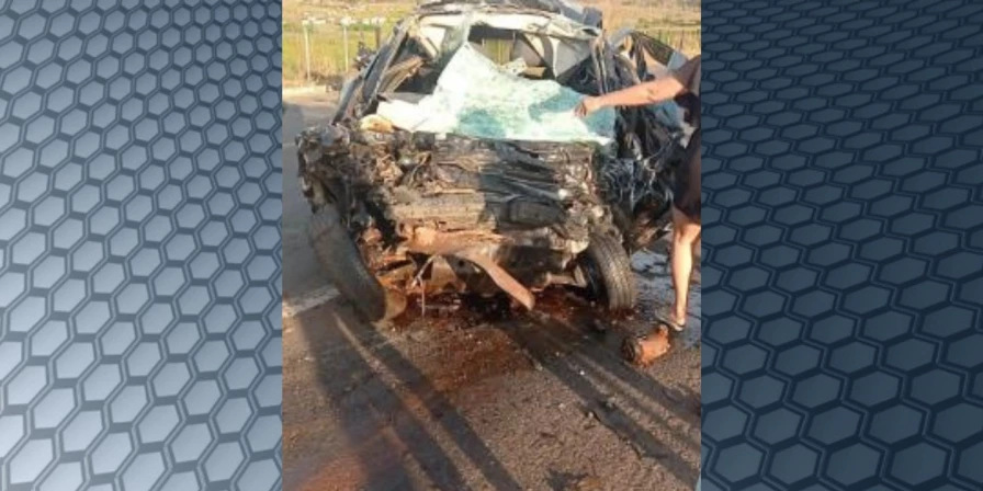 Carro do médico ficou destruído.