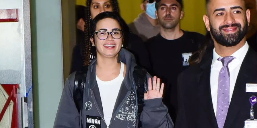 Demi Lovado desembarca no Brasil.