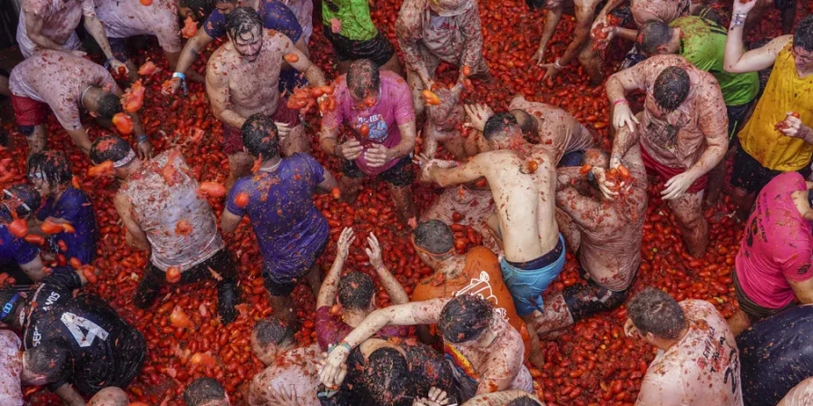 Tradicional 'Guerra de Tomates' volta a acontecer na Espanha após pandemia