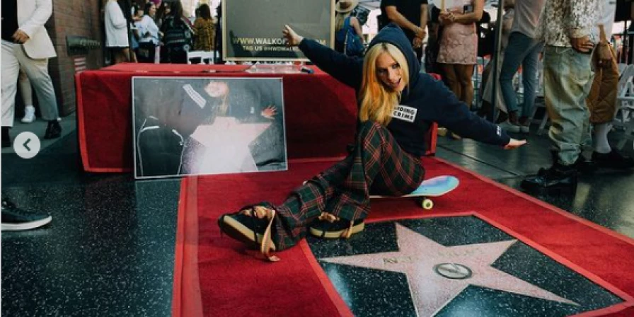 Avril Lavigne recebe estrela em Calçada da Fama.