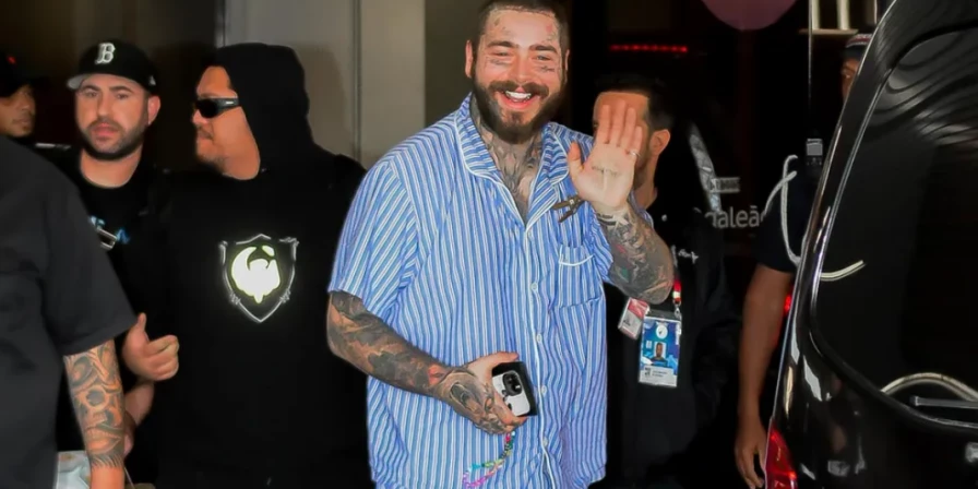 Post Malone desembarca de pijama no Brasil.