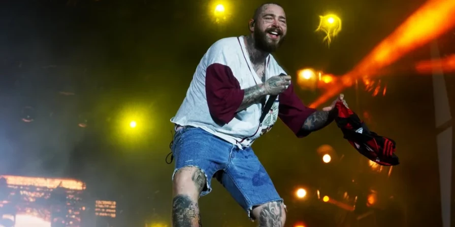 O rapper ainda apareceu vestindo a camisa da seleção brasileira e do Flamengo.