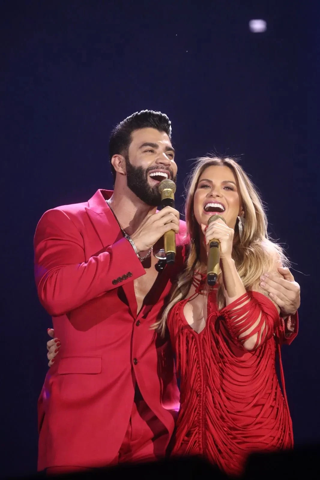 Gusttavo Lima recebe esposa e filhos no palco em show de aniversário