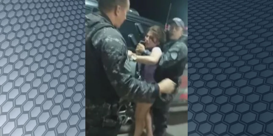 Jovem chega a desmaiar durante abordagem policial.