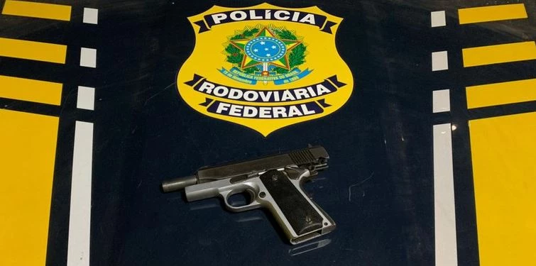 Arma de fogo apreendida pela PRF. Foto: Divulgação/PRF-MA.
