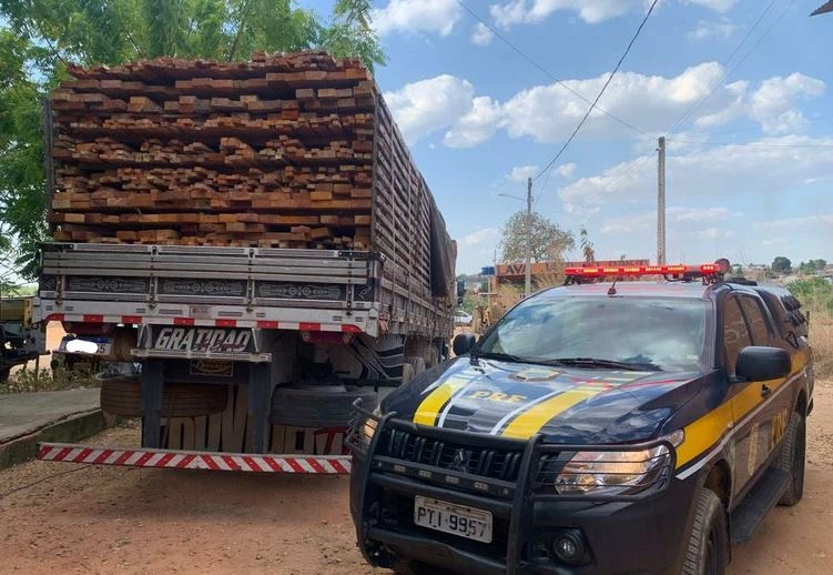 Mais de 20m³ de madeira ilegal apreendidos em Balsas. Foto: Divulgação/PRF-MA.