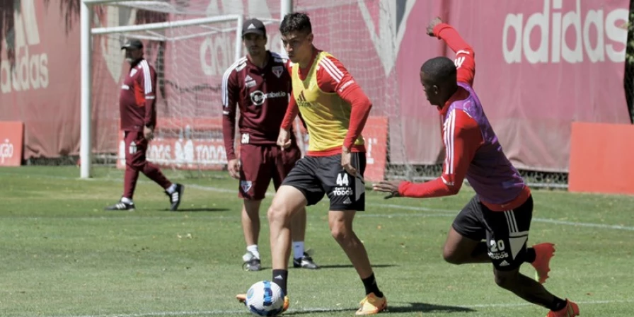 Elenco tricolor no último treino antes do confronto